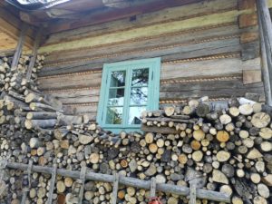 Stara drewniana chata i dużo drewna na zimę