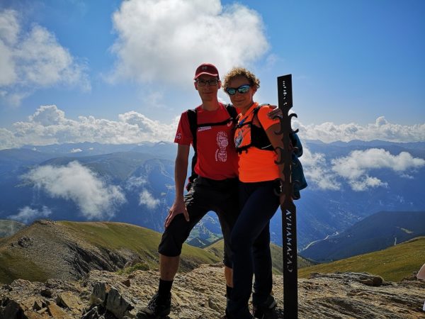 Mężczyzna i kobieta na szczycie Pic de Casamanaya w Andorze, Pireneje