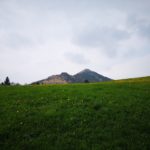 Łąka a w oddali charakterystyczny szczyt Monte Colombina