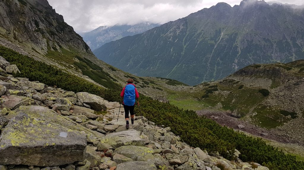 Dziewczyna z plecakiem na szlaku w Tatrach