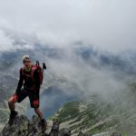Mężczyzna na skale, w dole Czarny Staw Gąsienicowy w Tatrach
