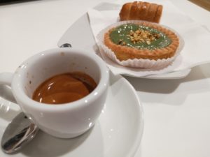 Kawa i ciasteczko - włoskie śniadanie