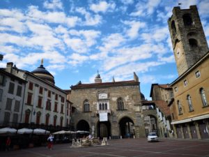Zabytkowe budynki na Placu Piazza Vecchia w Bergamo