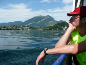 Mężczyzna na promie do Bellagio nad Jeziorem Como