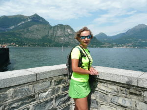 Dziewczyna na tle jeziora Como i gór
