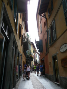 Wąska uliczka we włoskim miasteczku Bellagio