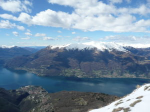 Widok na Jezioro Como i ośnieżone szczyty Alp Bergamskich