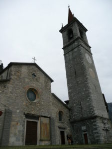 Kościół San Giorgio w centrum Varenny we Włoszch
