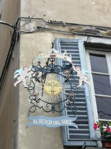 Dekoracja - zegar na ścianie budynku, Citta Alta, Bergamo