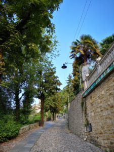 Wąska uliczka prowadząca do Castello di San Vigilio, Bergamo