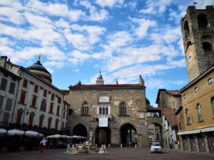 Piazza Vecchia, serce Citta Alta w Bergamo