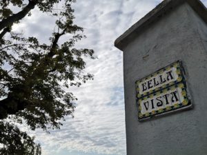 Dekoracja na ścianie budynku Bella Vista