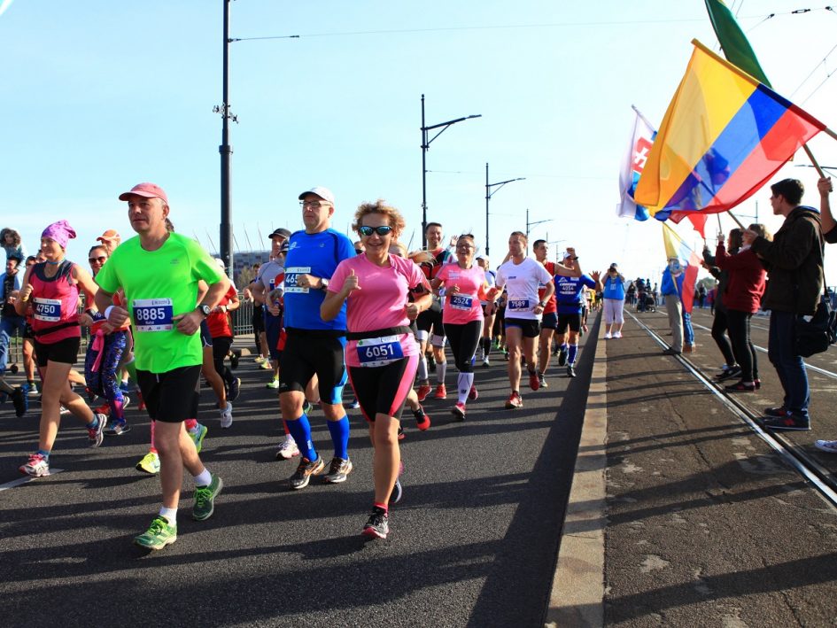Tłum biegaczy, Warszawa, maraton
