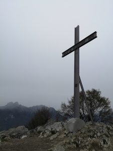 Krzyż na szczycie Monte Barro