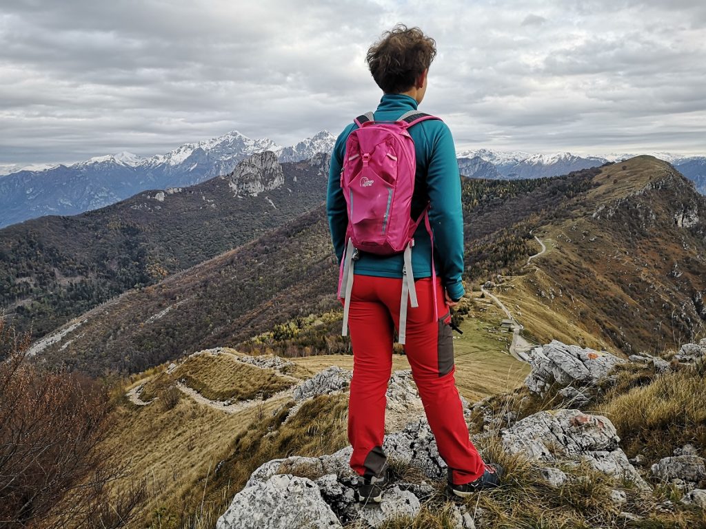 Dziewczyna na tle górskiej panormay, Alpy Bergamskie